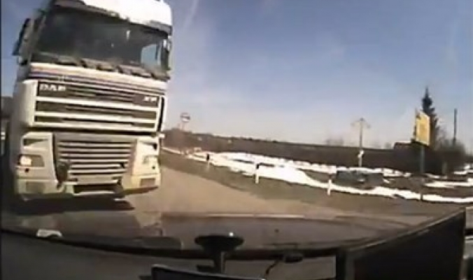 بالفيديو.. سائق يصور لحظات وفاته في حادث مروّع