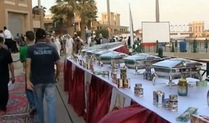 لا حول ولا قوة الا بالله... العرب يقتحمون موسوعة جينس مجدداً بأطول مائدة في العالم!!!... شاهد الصور