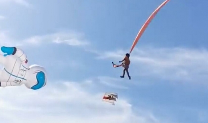 فيديو لطفلة علقت بطائرة ورقية ضخمة وارتفعت بها أمتاراً! تقاذفتها الرياح ونجت من الموت بأعجوبة