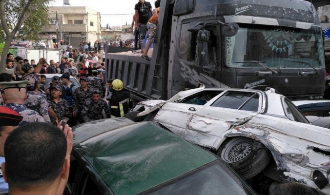 بالفيديو.. حادث سير مروع في الأردن بعد اصطدام مجموعة كبيرة من السيارات