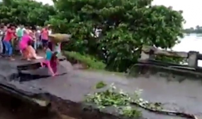 شاهد لحظة غرق أم وطفلها بانهيار جسر جرّاء فيضانات عارمة