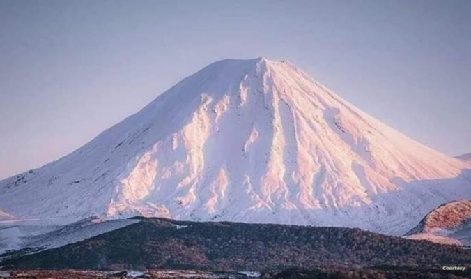 مع تساقط الثلوج.. ما حقيقة صورة جبل اللوز في السعودية