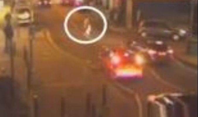 بالفيديو سيارة تصدم ام وابنتها في شوارع انجلترا