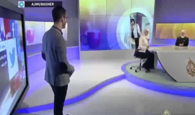 فيديو : مذيعة الجزيرة تضع زميلها في ورطة عندما سألته عن الزوجة الثانية