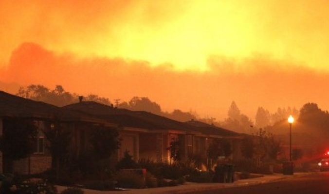 الحرائق تستعر بشدة بكاليفورنيا وتتحول لـ&quot;وحش خارج عن السيطرة&quot;