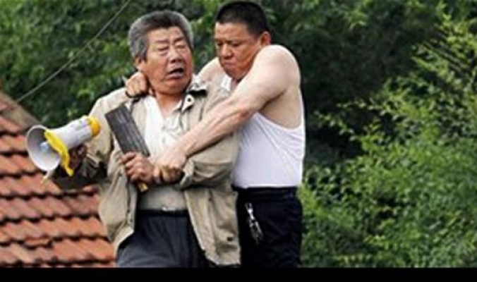 تلقى تبرعات قيمتها 800 ألف يوان صيني يعرّض نفسه للضرب لإنقاذ ابنه المريض