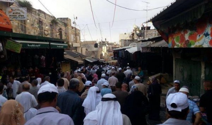 بالصور: مئات الالاف من الفلسطينيين تتوافد الى الحرم القدسي اليوم