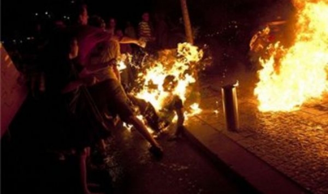 شاب يضرم النار في نفسه أمام وزارة المالية برام الله