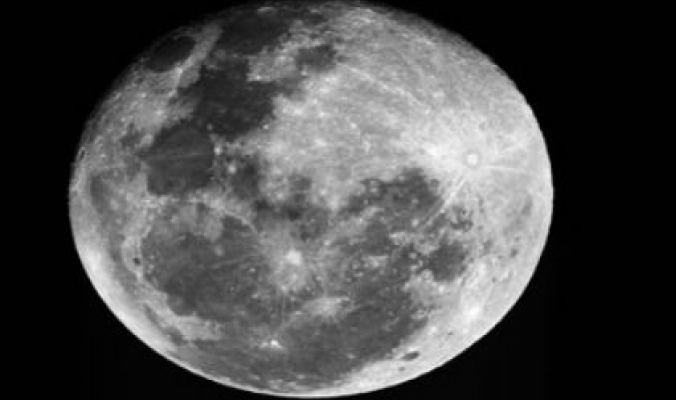 انبعاج القمر ناتج عن تصادمه واندماجه مع آخر بقديم الأزل
