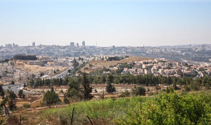 الجار مستوطنة، وجدار فصلٍ، وحاجزٌ عسكري .. قرية النبي صموئيل حكاية صمود، وتطبيع، ومباغتاتٍ اسرائيلية