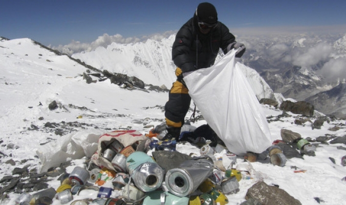 نيبال تلزم كل متسلق إيفرست بجمع 8 كلغ من القمامة