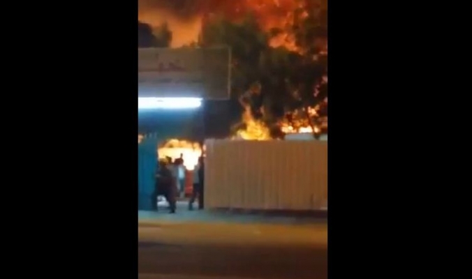 بالفيديو: اندلاع حريق ضخم بمخيم لحجاج الداخل