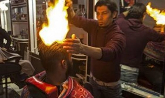 بالفيديو ..الحلاق رمضان يشعل النار في رؤوس زبائنه لتصفيف شعرهم