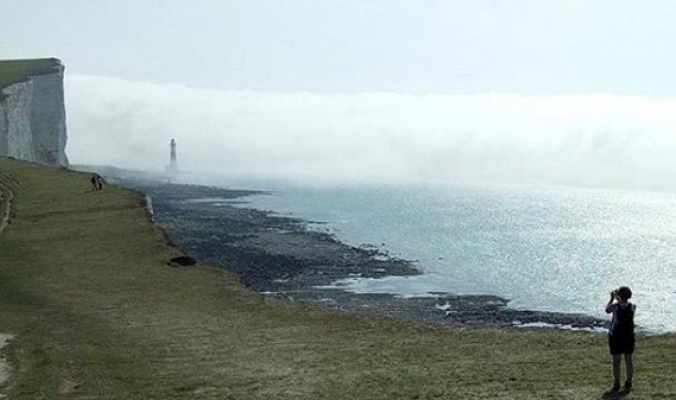 شاهد.. ضباب دخاني مصدره مجهول يغزو شاطئاً بريطانياً