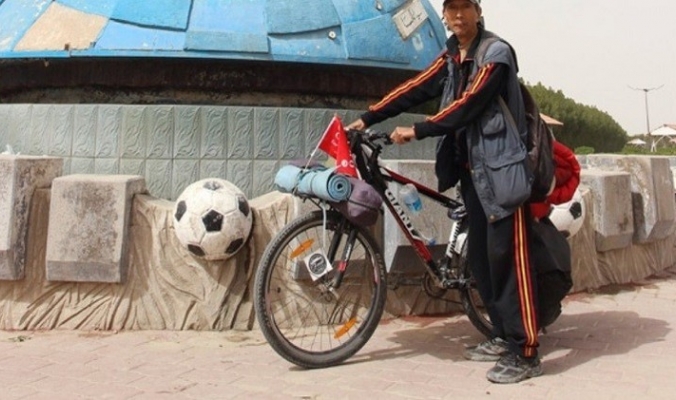 بعد 18 عاما من انطلاقه.. صيني يحط في العراق برحلته حول العالم على دراجته