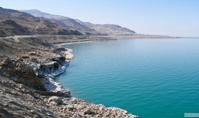 تراجع مياه البحر الميت يتسبب بتكون آبار جافة خطيرة