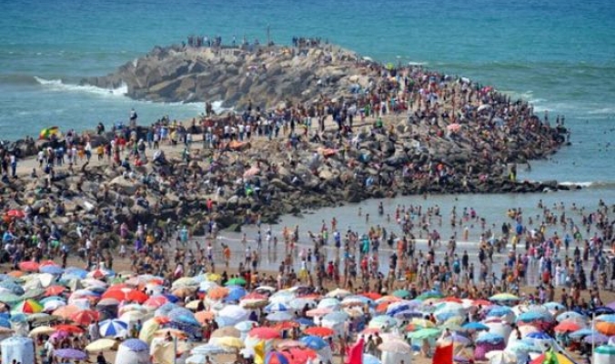 ملايين المغاربة يفرون الى الشواطئ هرباً من الحر الشديد... شاهد الصور