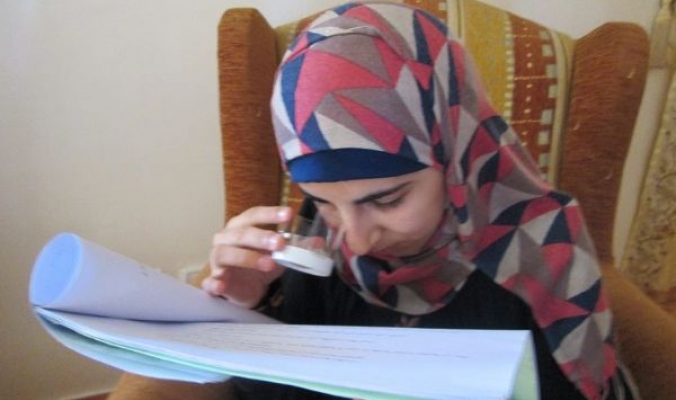 بالصور.. فتاة فلسطينية كفيفة تحصل على معدل 95,3 بالمئة بـ&amp;apos;الثانوية العامة&amp;apos;