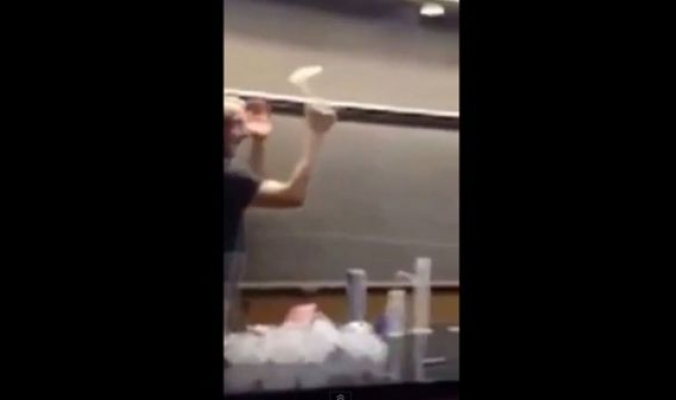 بالفيديو: مدرس يشرح تجربة للطلبة ... فيحرق نفسه