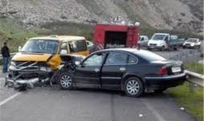 حادث سير كبير يسفر عن 12 اصابة على طريق واد النار امس