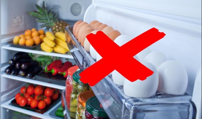 لماذا لا يجب وضع البيض في باب الثلاجة؟