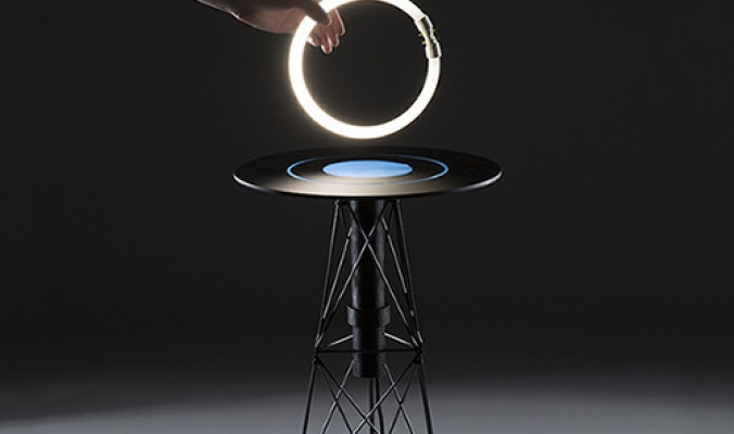 من المستقبل : طاولة تضيء المصابيح عن بعد بالطاقة الكهرومغناطيسية!