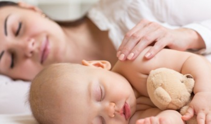 هل يتسبب نوم طفلك بجوارك في تعرضه لأزمات نفسية؟