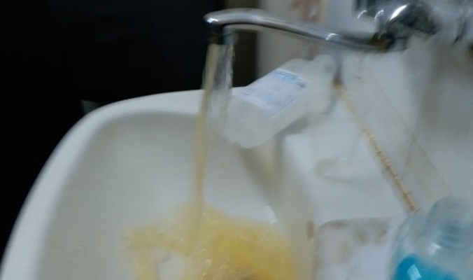 مياه بلون الصدأ...شكوك حول تلوث مائي في مستشفى الشفاء بمدينة غزة