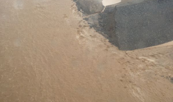 بالصور... الأمطار الغزيرة تتسبب في انهيار أحد السدود السعودية