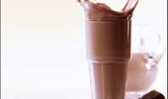 الحليب بالشوكولاتة يحمي عضلات المرأة