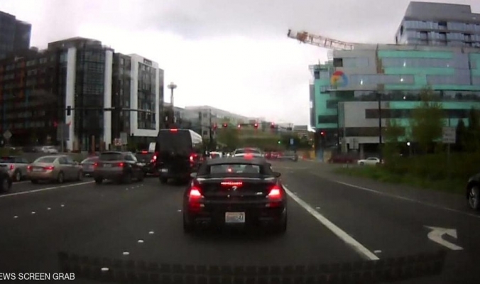 بالفيديو... لحظة السقوط &quot;القاتل&quot; لرافعة عملاقة وسحق السيارات في سياتل
