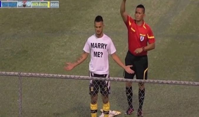 بالفيديو: معاقبة لاعب لعرضه الزواج بعد تسجيله هدف!