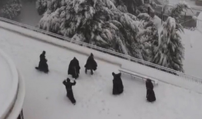 بالفيديو.. رهبان الفرنسيسكان في القدس يلعبون بكرات الثلج