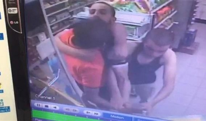 فيديو ؛: شاب عربي يطعن صديقه داخل سوبر ماركت في تايلاند بسبب وجبة طعام