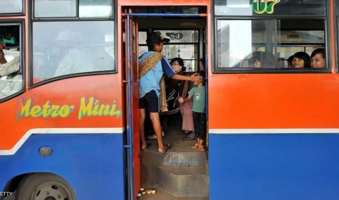 إندونيسيا تبتكر أغرب طريقة لدفع تذاكر الحافلات