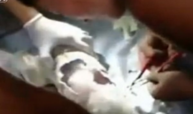 معجزة.. بالفيديو: طفل رضيع يخرج من أنبوب للصرف الصحي حياً