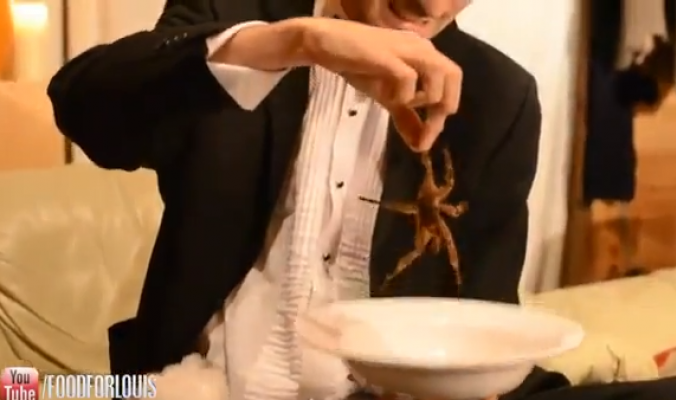 بالفيديو : رجل يلتهم عنكبوت سام !