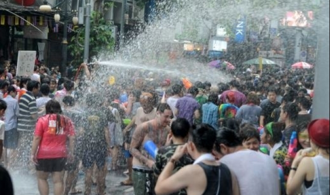 بالصور - مهرجان الماء في تايلند