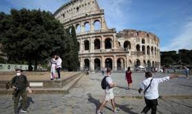 سكان روما يواجهون خطراً قادماً من السماء.. غربان تهاجم رؤوس المارة وتضربها بمخالبها (صور)