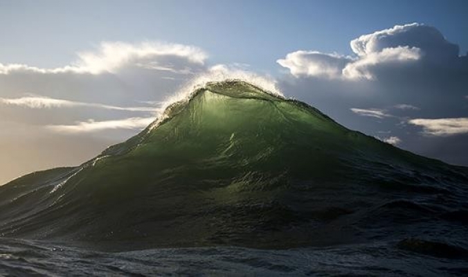 بالصور: أمواج البحر تتحول جبالاً