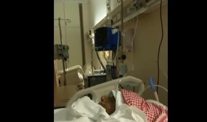 بالفيديو.. مقطع ستعيده أكثر من مرة.. مُسن سعودي في غيبوبة يرفع الأذان