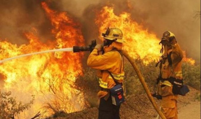 حرائق الغابات في كاليفورنيا تهدد ثلاثة آلاف منزل