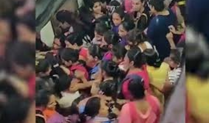 بالفيديو... شاهد آلاف الأشخاص يسحقون بعضهم في مترو بالهند