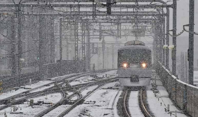 الثلوج الكثيفة تحاصر 430 شخصا داخل قطار باليابان