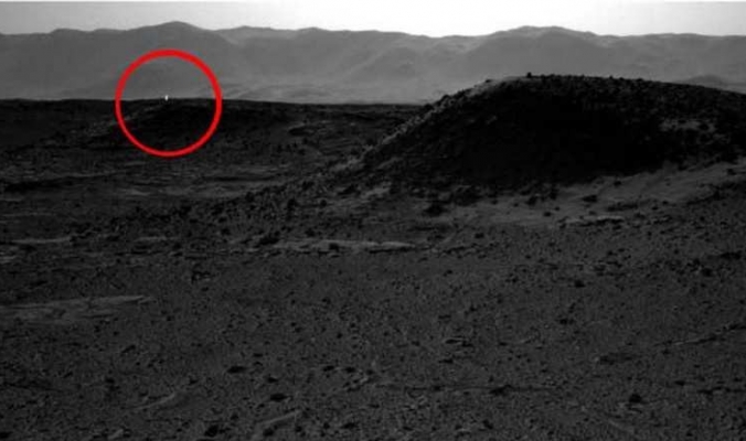 ما هو الضوء الغامض الذي ظهر على سطح المريخ؟