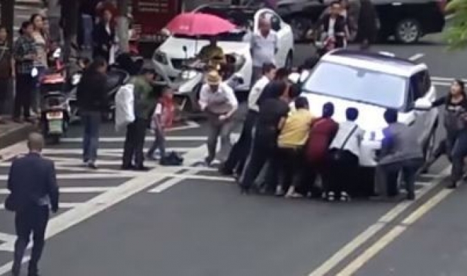 فيديو لعملية إنقاذ جماعي مذهلة لطفل من أسفل عجلات سيارة