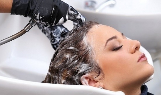 الغسل المتكرر يؤذي شعرك