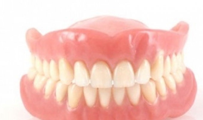 معلومة عجيبة... هل تعلم من هو أول من صنع الأسنان الاصطناعية؟