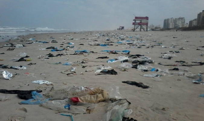 عدا المياه العادمة...المخلفات البلاستيكية تغرق شواطئ قطاع غزة وتهدد البيئة البحرية