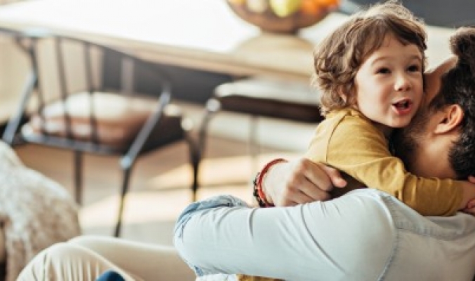 هل يعلم طفلك أنك تحبه؟ تعلَّم كيف تتحدث لغات الحب الـ5 مع أبنائك